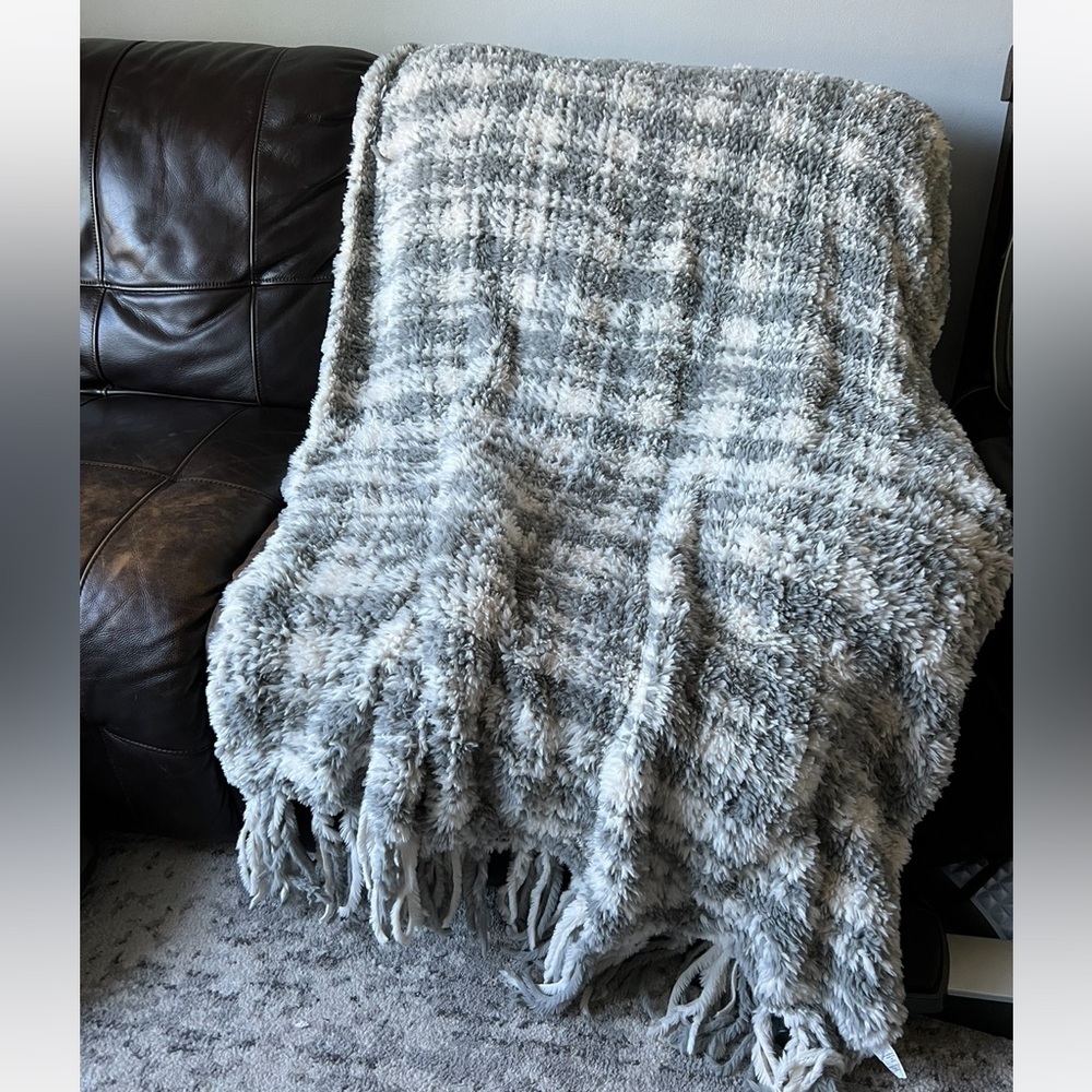 UGG Throw - Picture 3 of 16